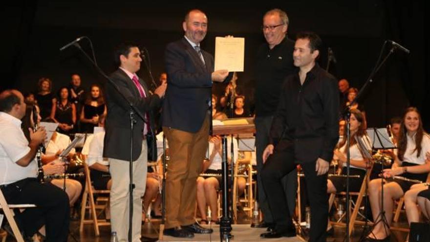Los autores del Himne entregan la partitura al alcalde y al presidente de la Junta en el concierto.