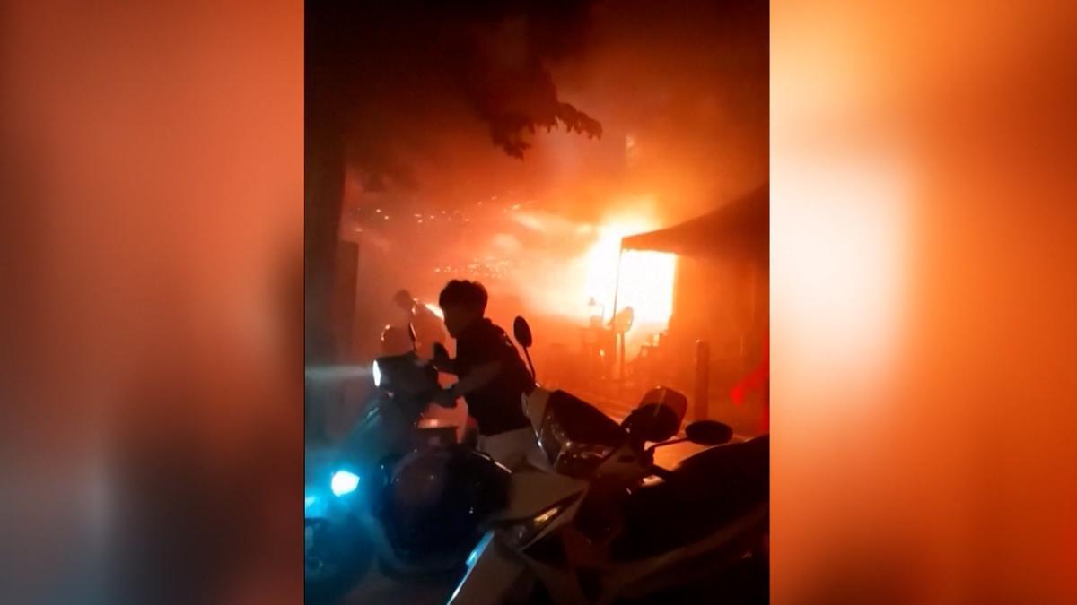 Este es el momento exacto en el que varias personas escapan in extremis del incendio mortal en un bar de Bangkok
