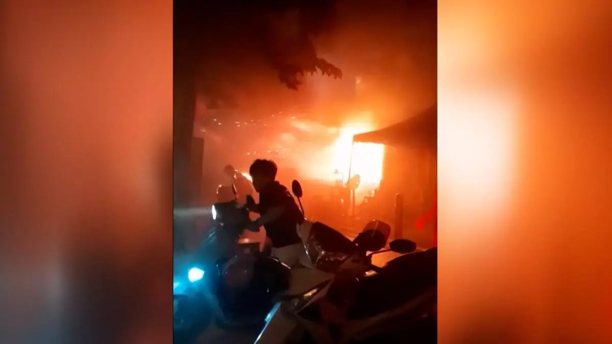 Este es el momento exacto en el que varias personas escapan in extremis del incendio mortal en un bar de Bangkok