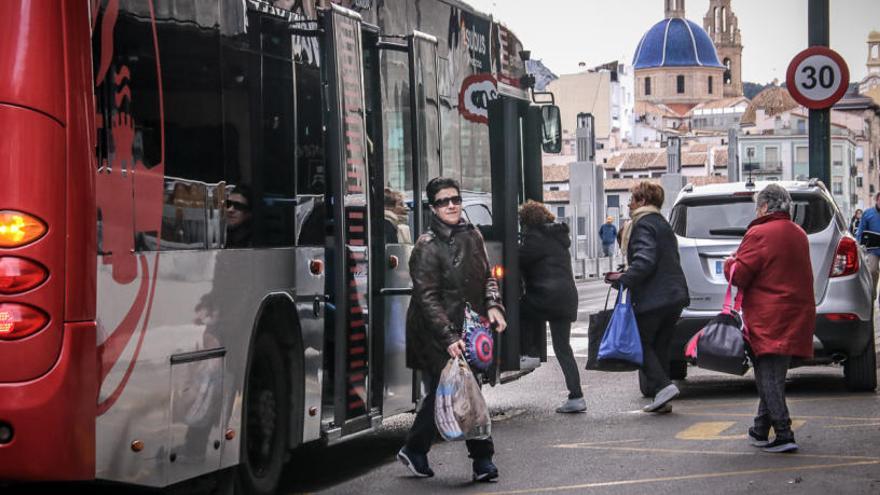 Uno de los autobuses que forman parte del servicio en Alcoy.