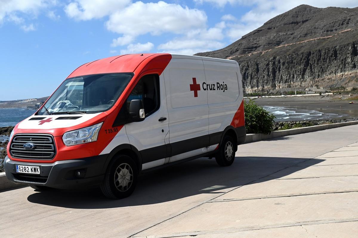Ambulancia de Cruz Roja en la playa de La Laja, en Las Palmas de Gran Canaria.