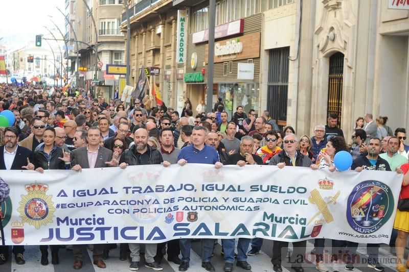 Miles de policías claman en Murcia para exigir "equiparación real" de sus salarios