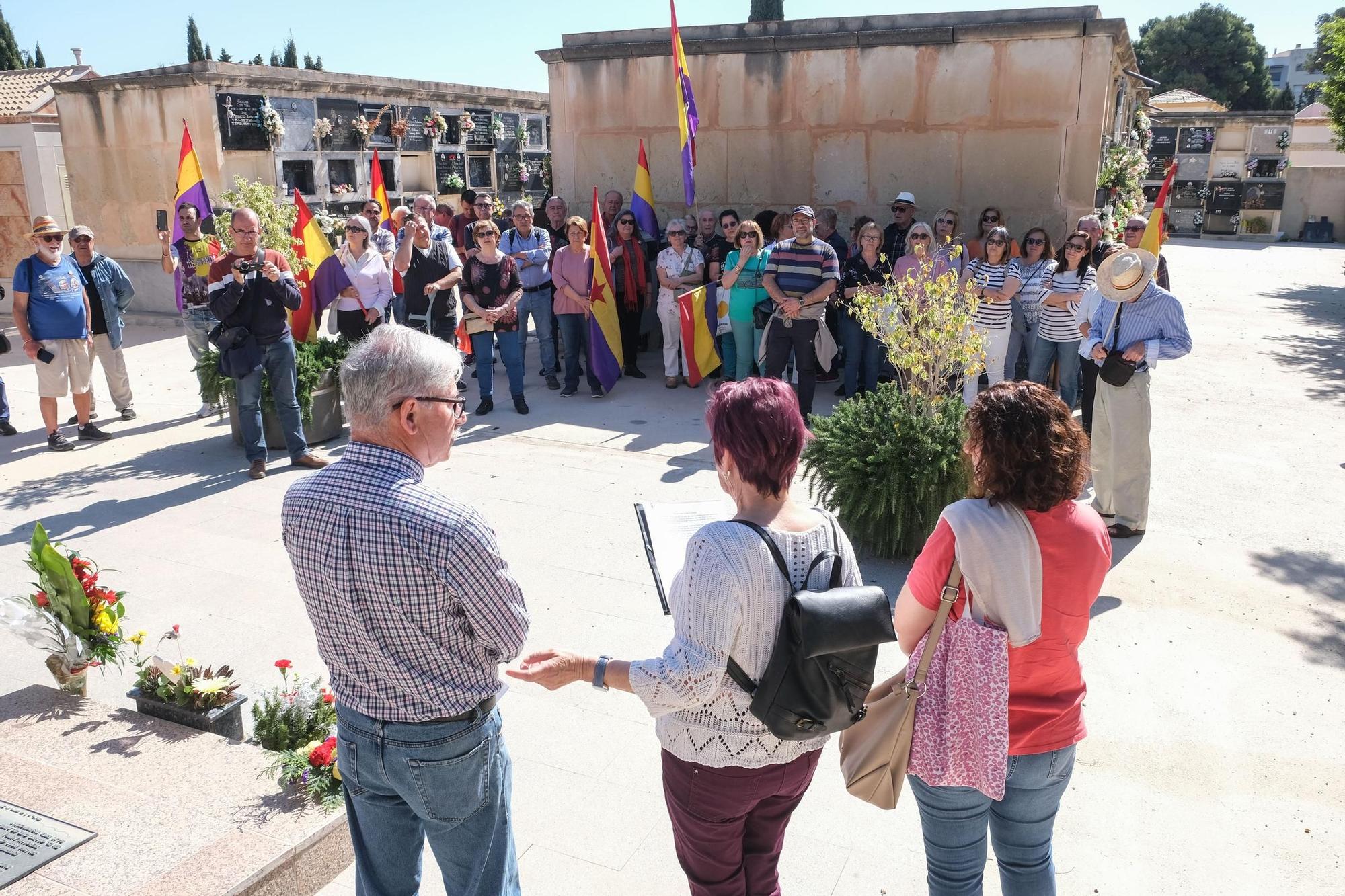 Así ha sido el homenaje a los jóvenes sindicalistas fusilados en el Cementerio Viejo de Elche en 1939