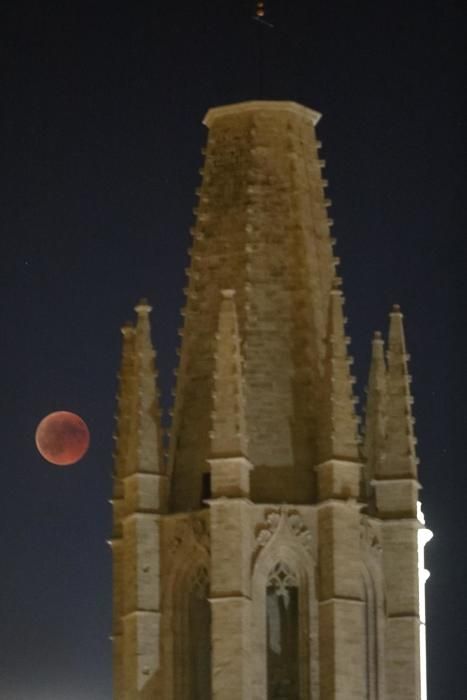 La lluna al costat de la basílica de Sant Feliu a Girona