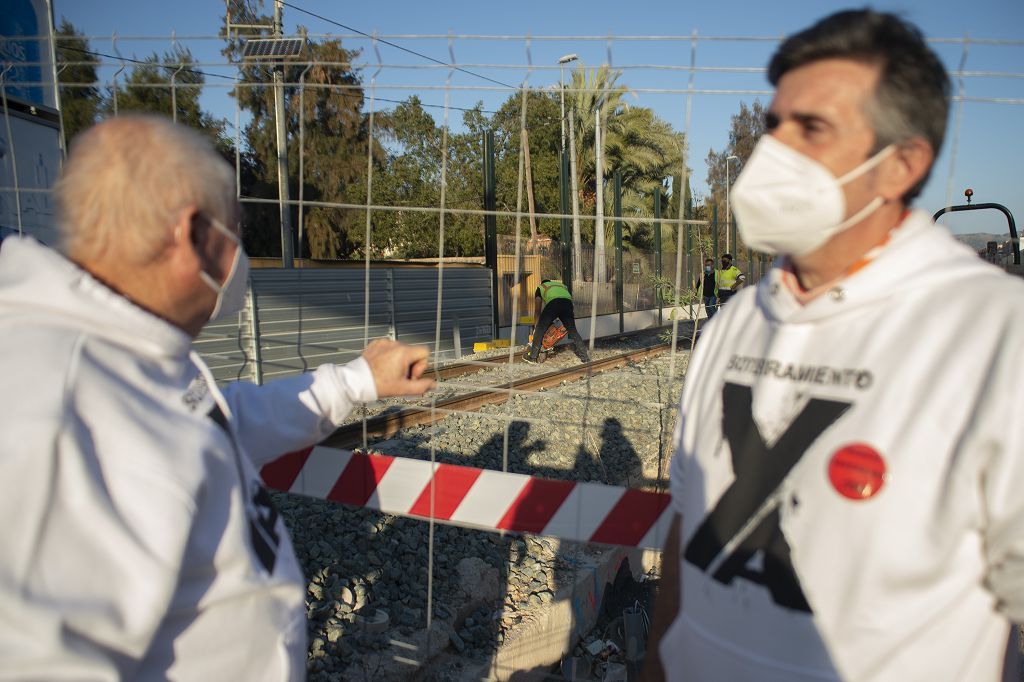 Los vecinos de las vías, celebran su primer viaje en el nuevo tren soterrado