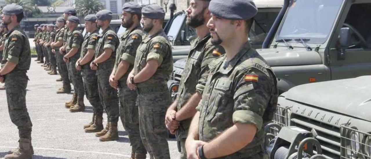 Soldados de la Brilat formados en la base de Figueirido. // Santos Álvarez