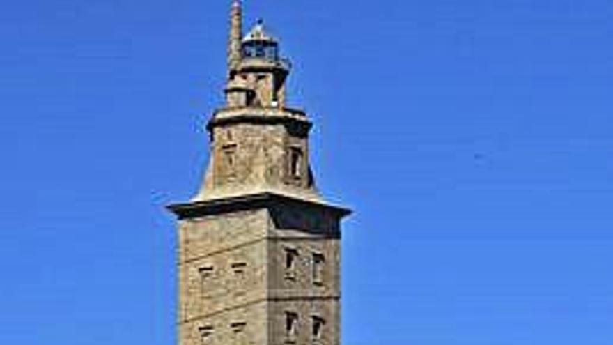 Turistas en la torre de Hércules.