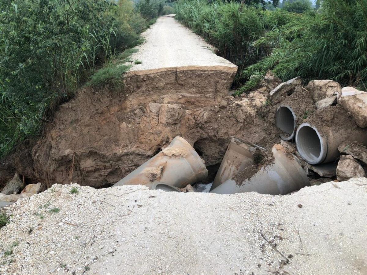 Rotura en camino mota del rio Segura en Huerta de Molina.