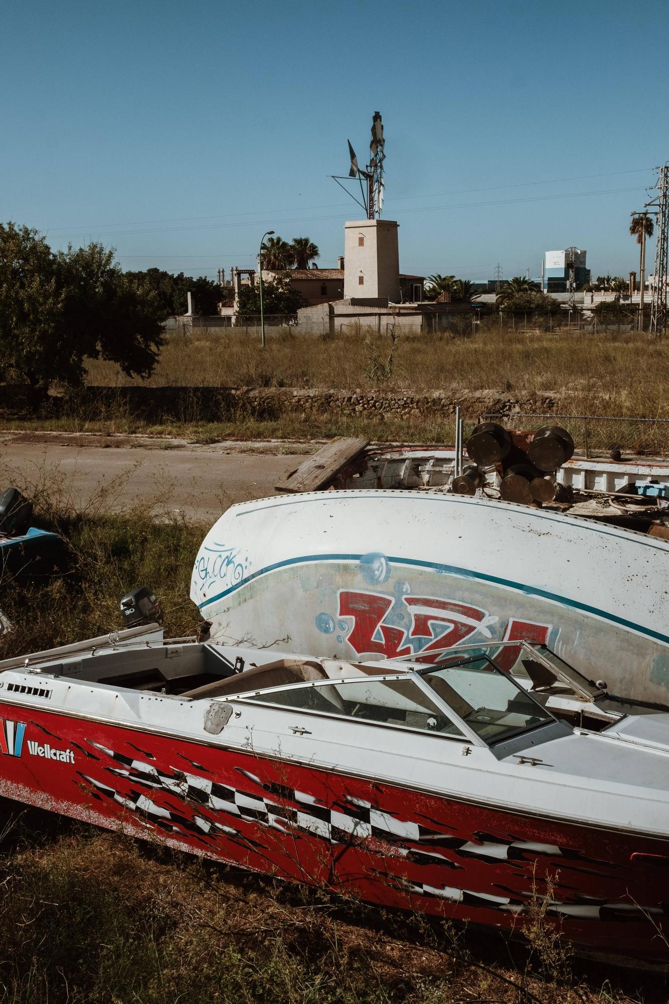 Pateras acumuladas en Mallorca, almacenadas en una parcela de Son Tous a la espera de ser destruidas