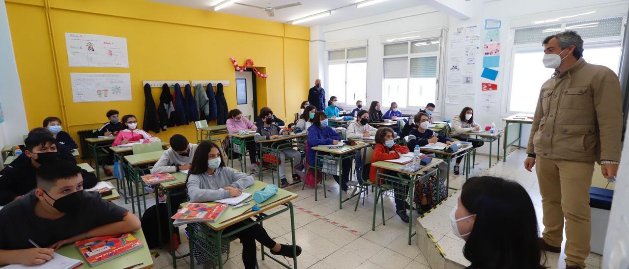 Los colegios de Córdoba mantienen el uso de las mascarillas durante el primer día de entrada en vigor del cese de la obligatoriedad.