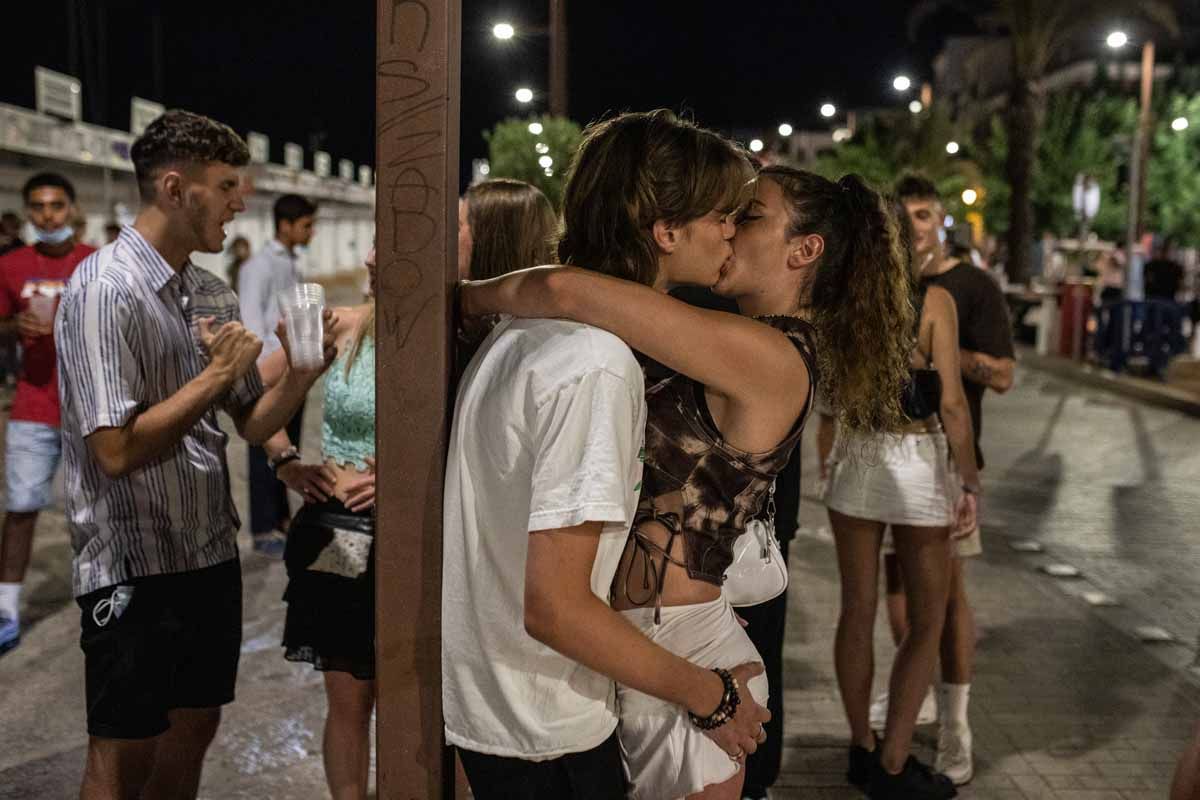 Aglomeraciones y fiesta cada día en el puerto de Ibiza tras el cierre de los bares
