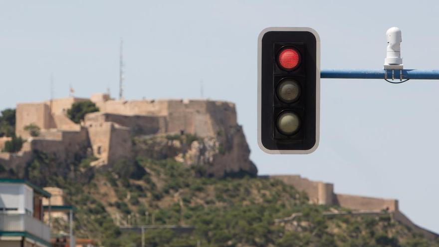El Ayuntamiento de Alicante regula las 156 cámaras inteligentes de los semáforos: ¿Qué usos están permitidos y qué queda prohibido?