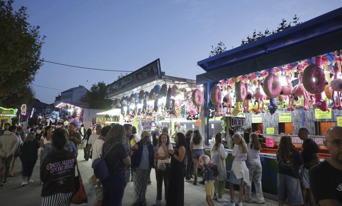 Paseantes y algunas de las atracciones de las fiestas canguesas. | PABLO HERNÁNDEZ