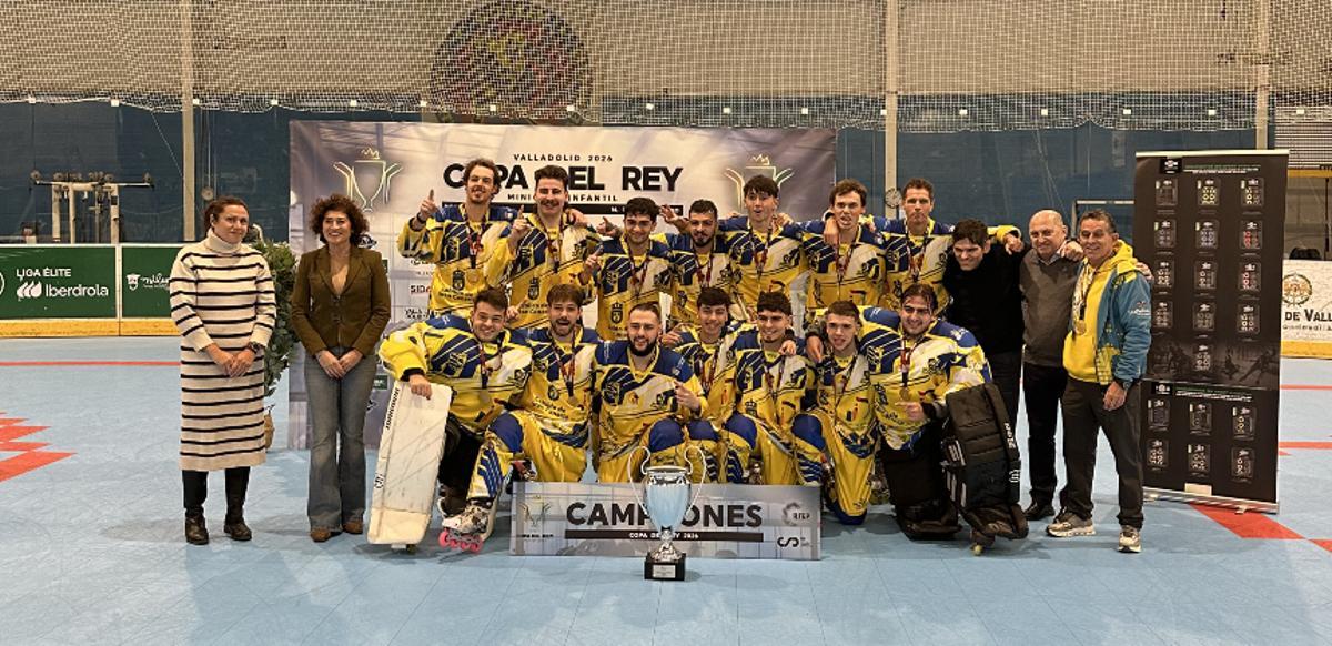 La plantilla del Molina Sport posa con su sexto trofeo de la Copa del Rey, junto a las autoridades locales, en Valladolid.