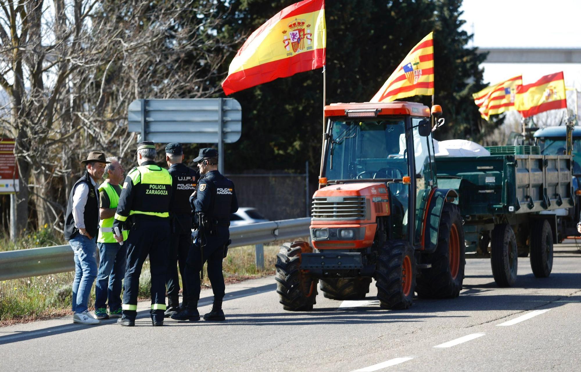 Un pequeño grupo de tractores entra en Zaragoza en una nueva jornada de protestas