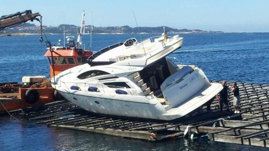 El yate acabó encima de una batea en O Grove, en la zona de Rons.  // Muñiz