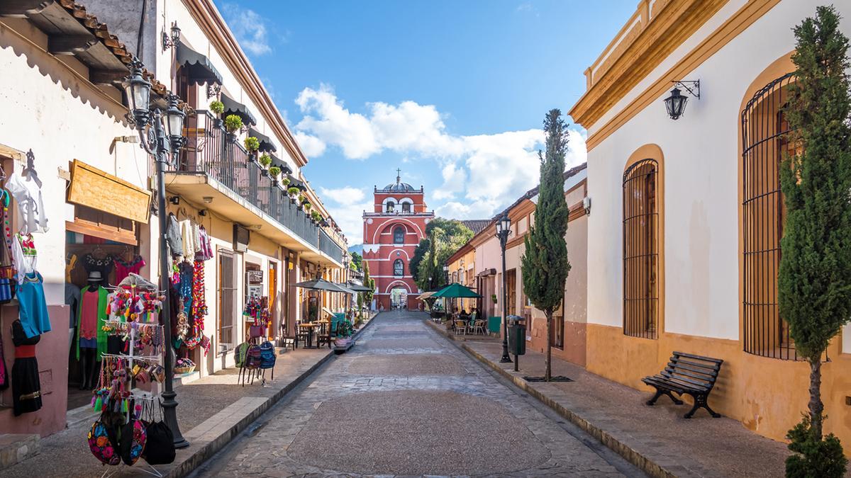 San Cristóbal de las Casas muestra el México colonial e indígena entre calles empedradas, fachadas de colores y vida local.