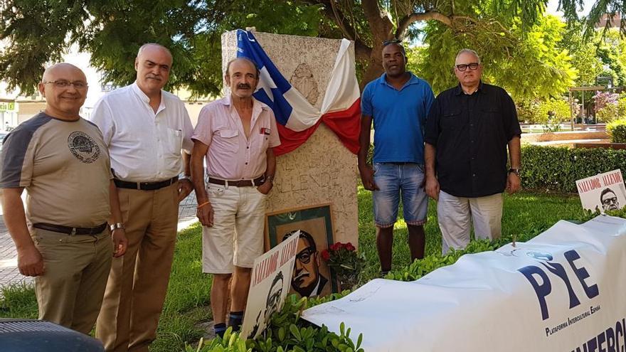 Representantes de PIE, Casa Chile y GRMH ante el Memorial a Salvador Allende, hoy.
