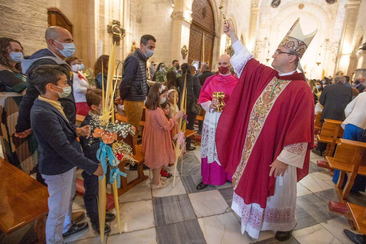 El obispo Munilla preside la procesión de las Palmas en Orihuela