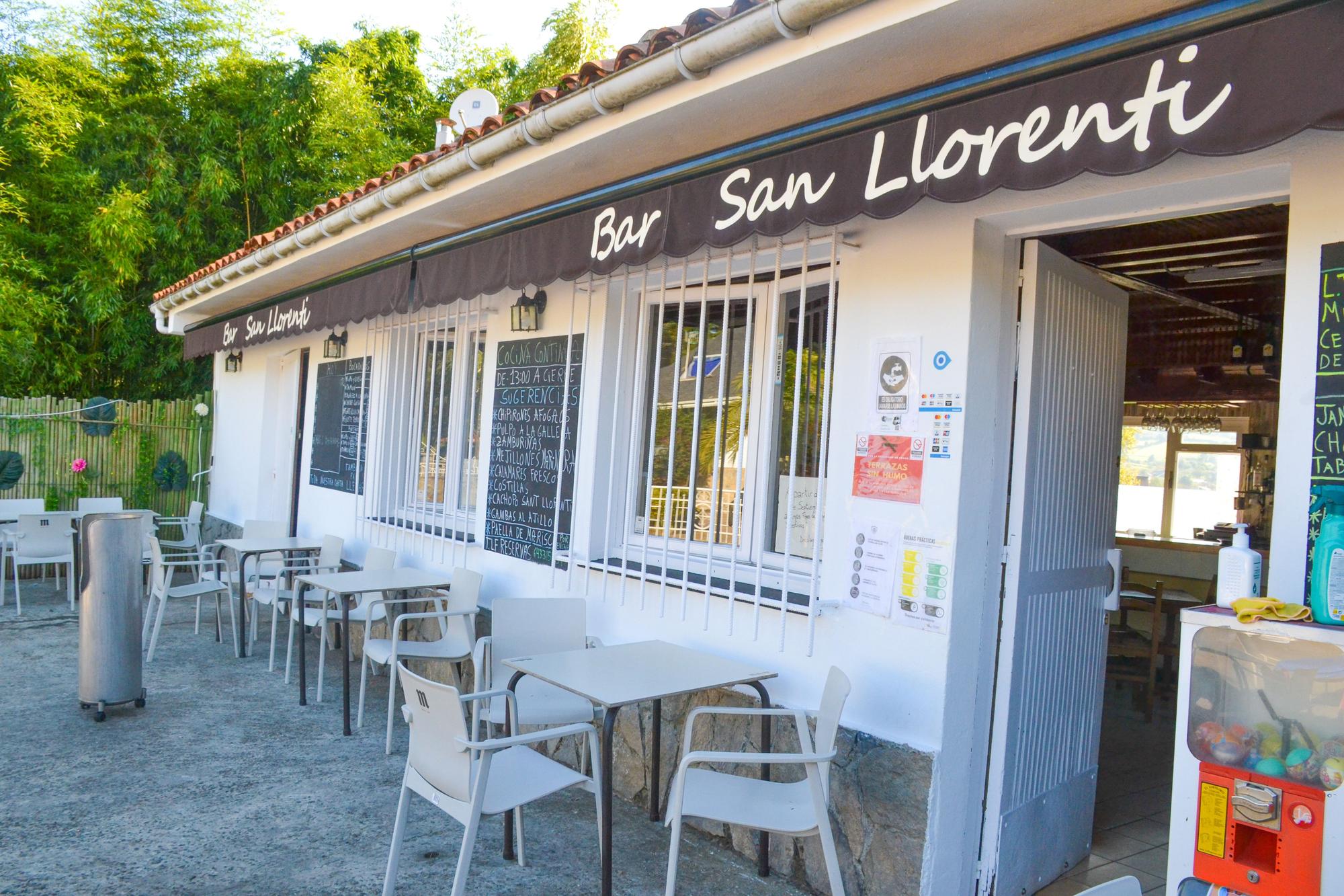Exterior de este pequeño bar al interior en Rodiles, pero al tiempo a pocos metros de la playa del mismo nombre.