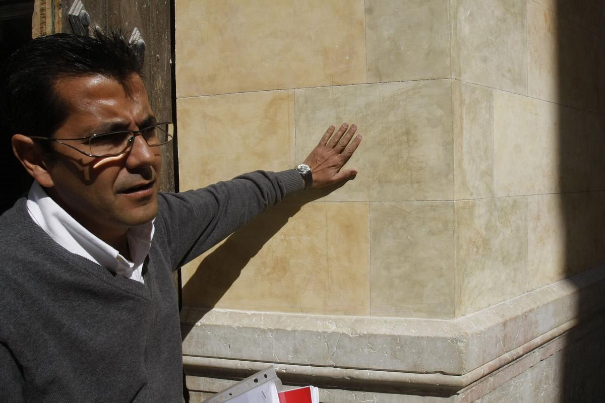 Antonio Díaz muestra las sumas y restas en la primitiva fachada.