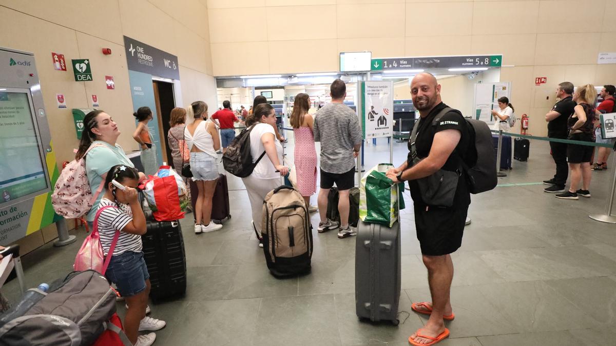 Alejandro, que va a Córdoba, ha perdido varias horas en Delicias antes de coger un tren que lo lleve a su tierra.