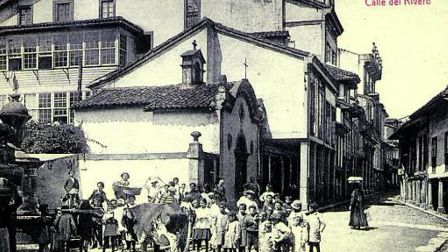 Calle del Rivero, en Avilés, en los albores del pasado siglo.