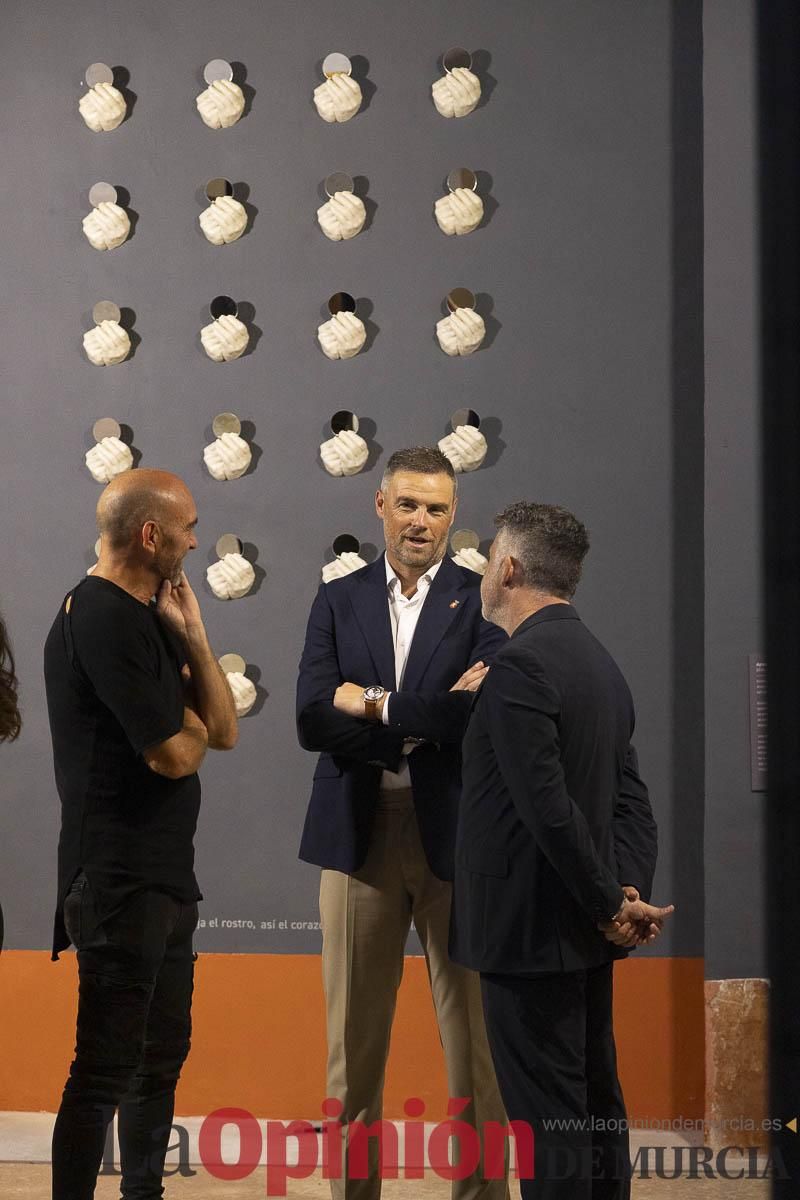 Así es la exposición 'Los Asomados' de Lidó Rico, que llega a Caravaca en su Año Jubilar