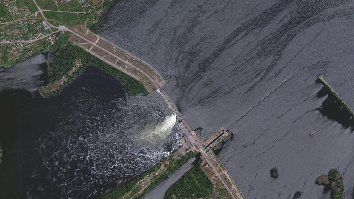 Una imatge aèria de la presa de la central hidroelèctrica de Kakhova bombardejada