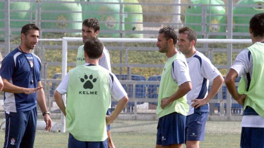 Los jugadores albinegros atienden las indicaciones que les da el segundo entrenador del FC Cartagena en una sesión de entrenamiento.