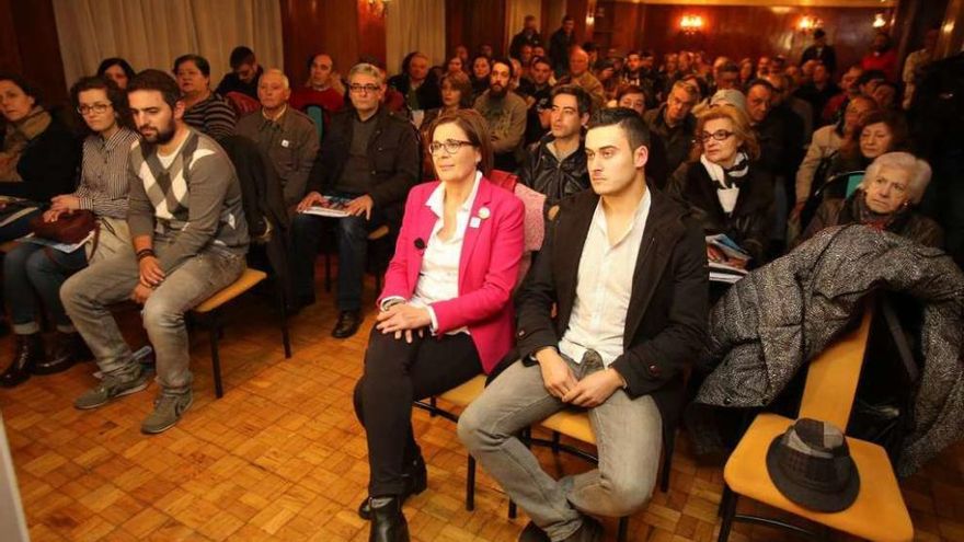 Carme Adán y Alberte Lamazares, anoche, en el mitin de Nós en Lalín. // Bernabé/Gutier