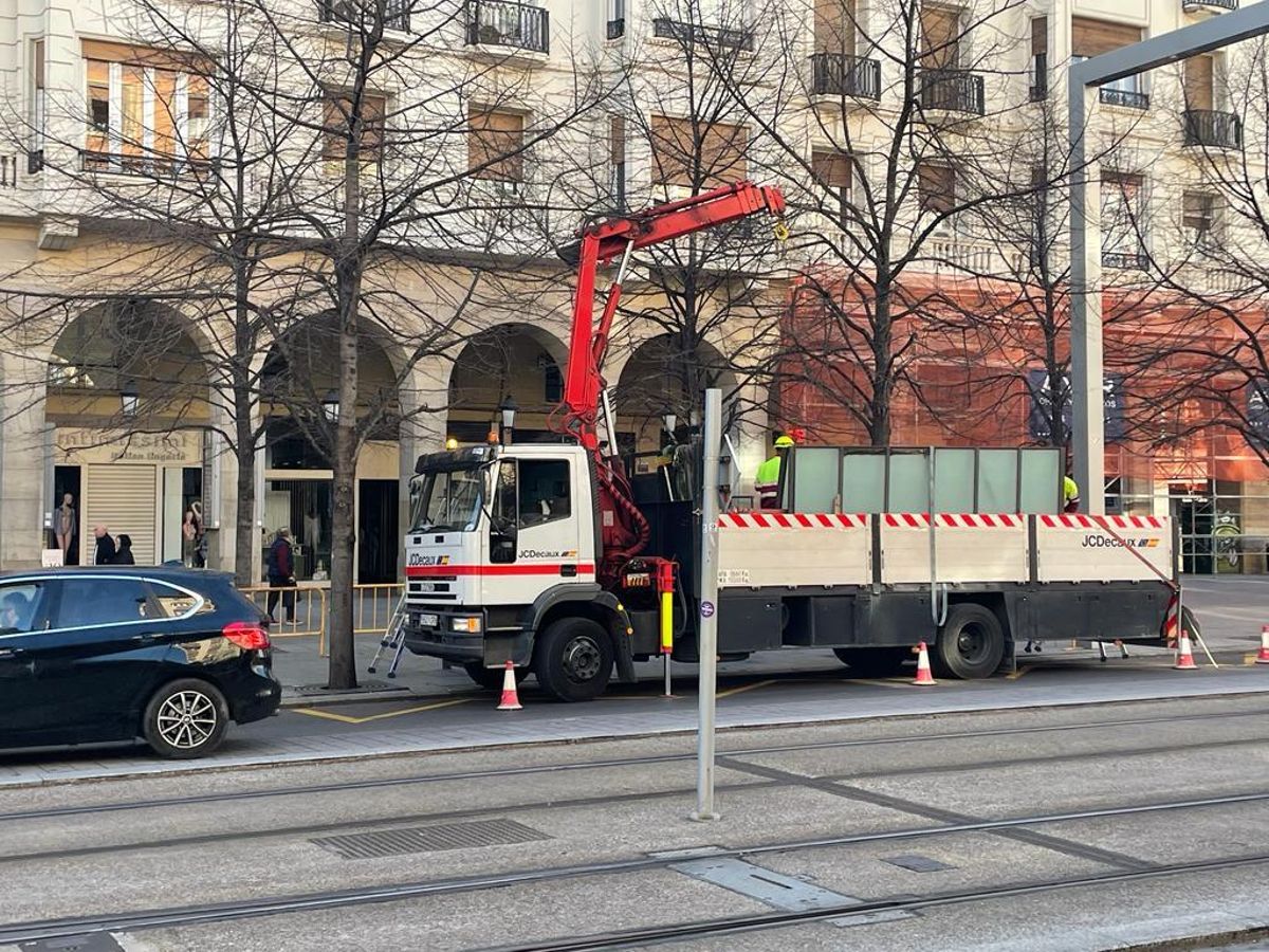 Un camión se lleva una antigua marquesina antes de colocar las nuevas.