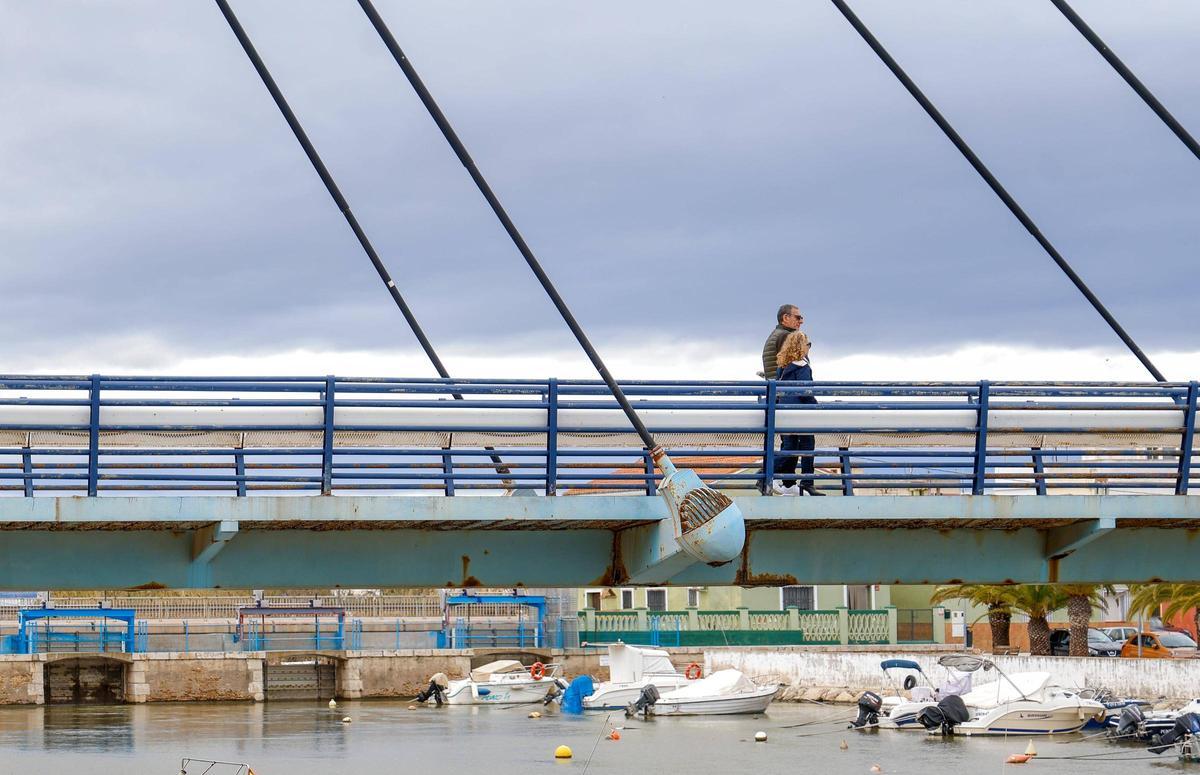 La pasarela que une El Perelló y El Perellonet muestra signos de deterioro.