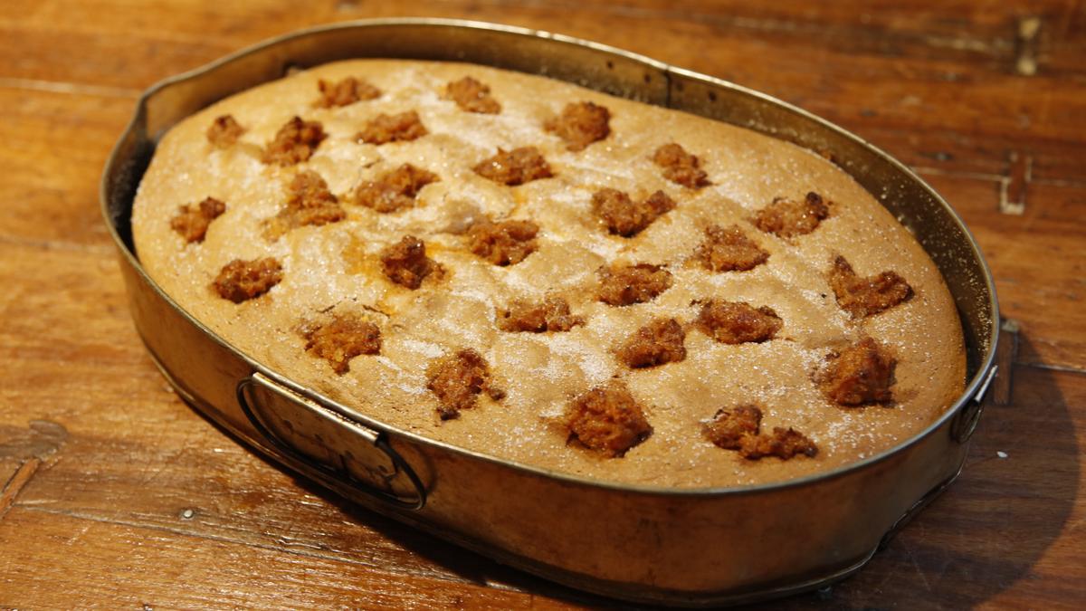 Zu Karneval gibt es bei Fornet de la Soca fluffigen Biskuitkuchen mit Sobrassada und Puderzucker.