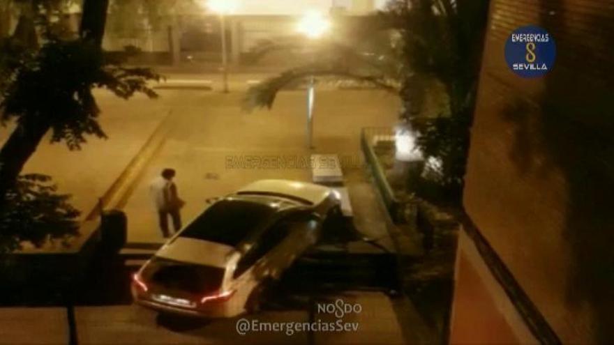 Aparece con su coche en una plaza peatonal de Sevilla y le pregunta a un policía si ya ha llegado a Badajoz