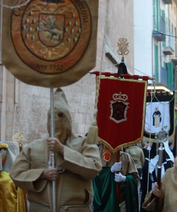Bis Karfreitag ziehen wieder die Büßer in eindrucksvollen Umzügen durch die Innenstadt von Palma. Den Höhepunkt bildet der Gründonnerstag (13.4.), an dem alle 33 Bruderschaften in verschiedenen Routen