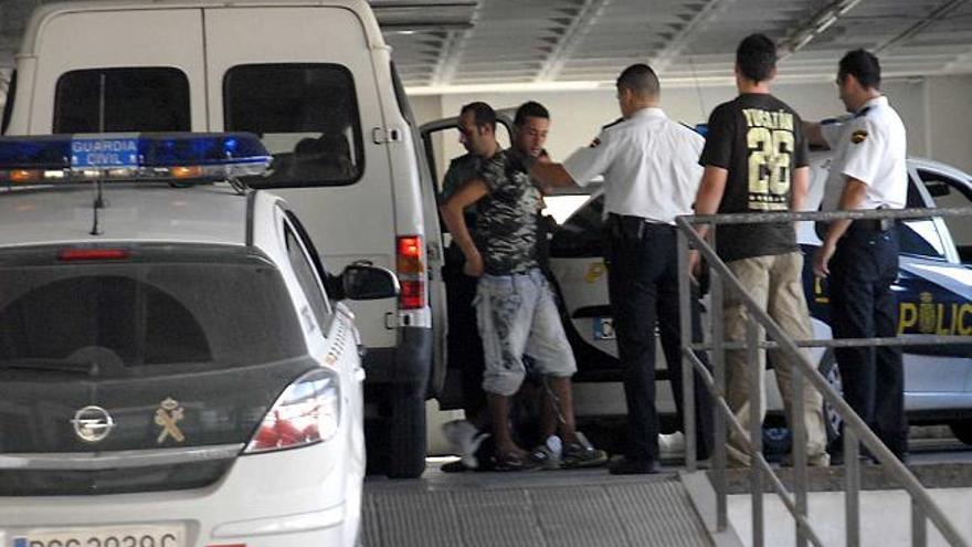 Imagen de los inmigrantes detenidos ayer a su llegada a la Comisaría de la Policía Nacional de Orihuela desde el Cuartel de la Guardia Civil de Torre de la Horadada