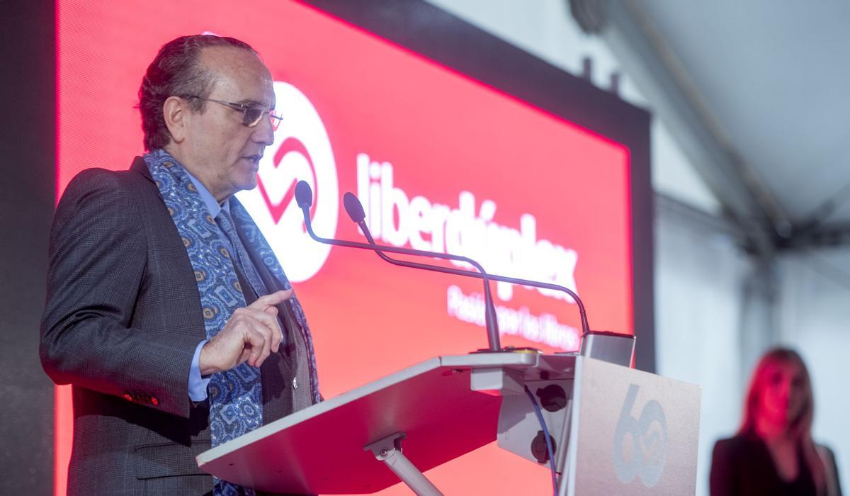 El presidente de Prensa Ibérica, Javier Moll, da la bienvenida a los asistentes en el acto de inauguración de la nueva planta de impresión de libros de Liberdúplex, cuando se cumple el 60 aniversario de su creación.