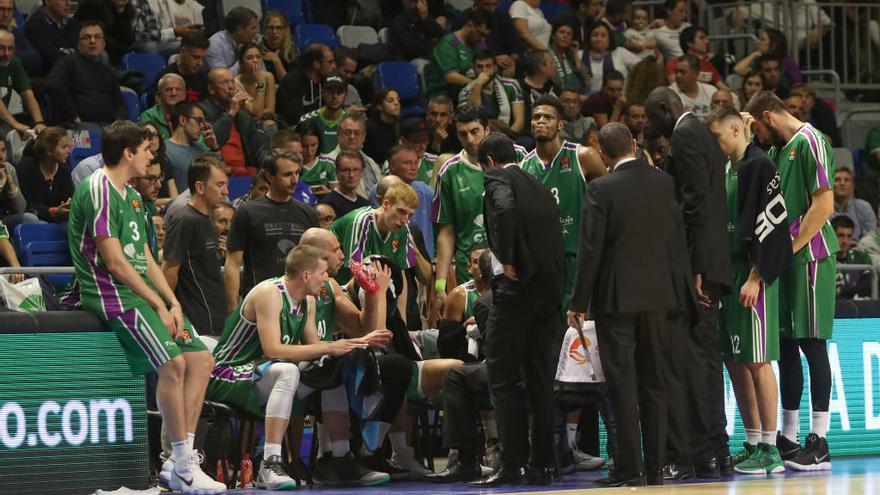 Los jugadores del Unicaja, en un tiempo muerto en el partido ante el Zalgiris lituano.