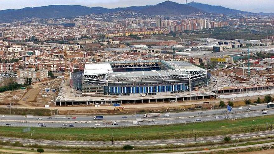 La construcción del estadio de Cornell -El Prat, nuevo feudo del Espanyol, se encuentra en la recta final y las previsiones del club blanquiazul apuntan a que para finales de año Fomento de Construcciones y Contratas le hará entrega de las llaves del recinto, y podrá estrenarlo a partir de marzo.