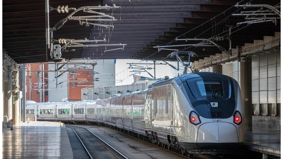 AVE de Renfe con un tren de la serie 106 (Avril)