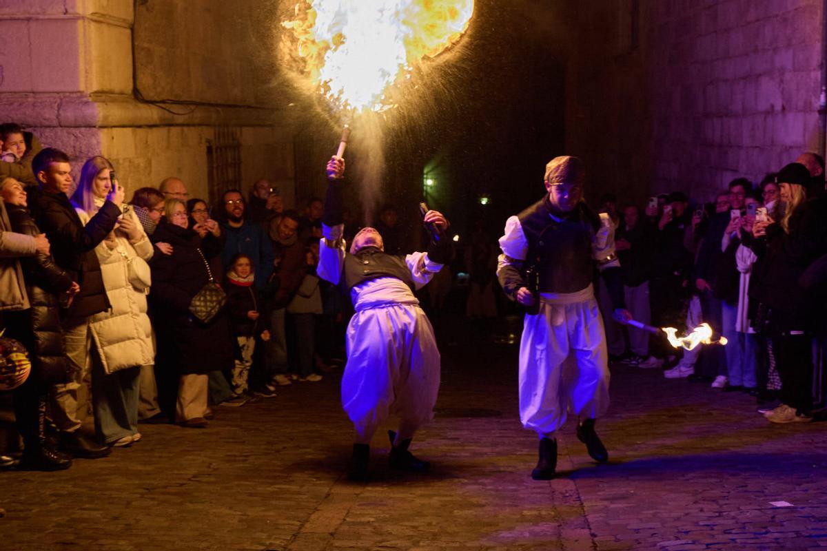 Les fotos de l'encesa de l’Estel d’Orient a la façana de la Catedral de Girona