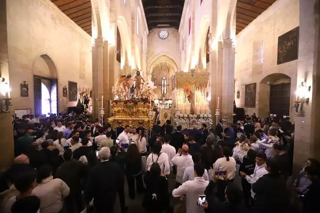 La lluvia impide la salida del Resucitado de la iglesia de Santa Marina