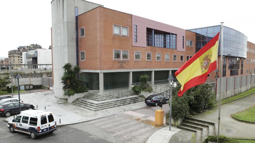 Arrestado mientras blandía un cuchillo y aseguraba haber matado a su madre