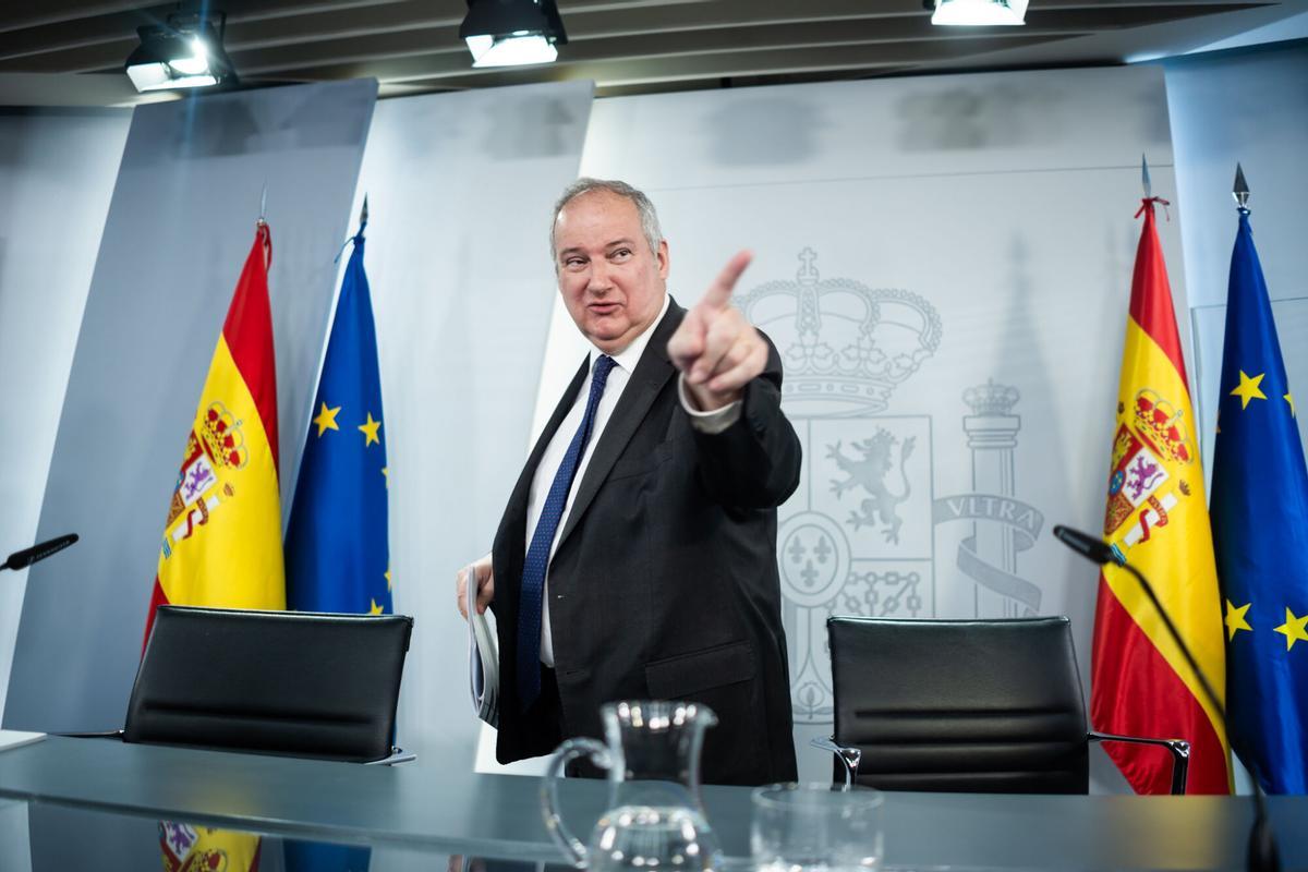 El ministro de Industria y Turismo, Jordi Hereu, a su salida de una rueda de prensa posterior al Consejo de Ministros.