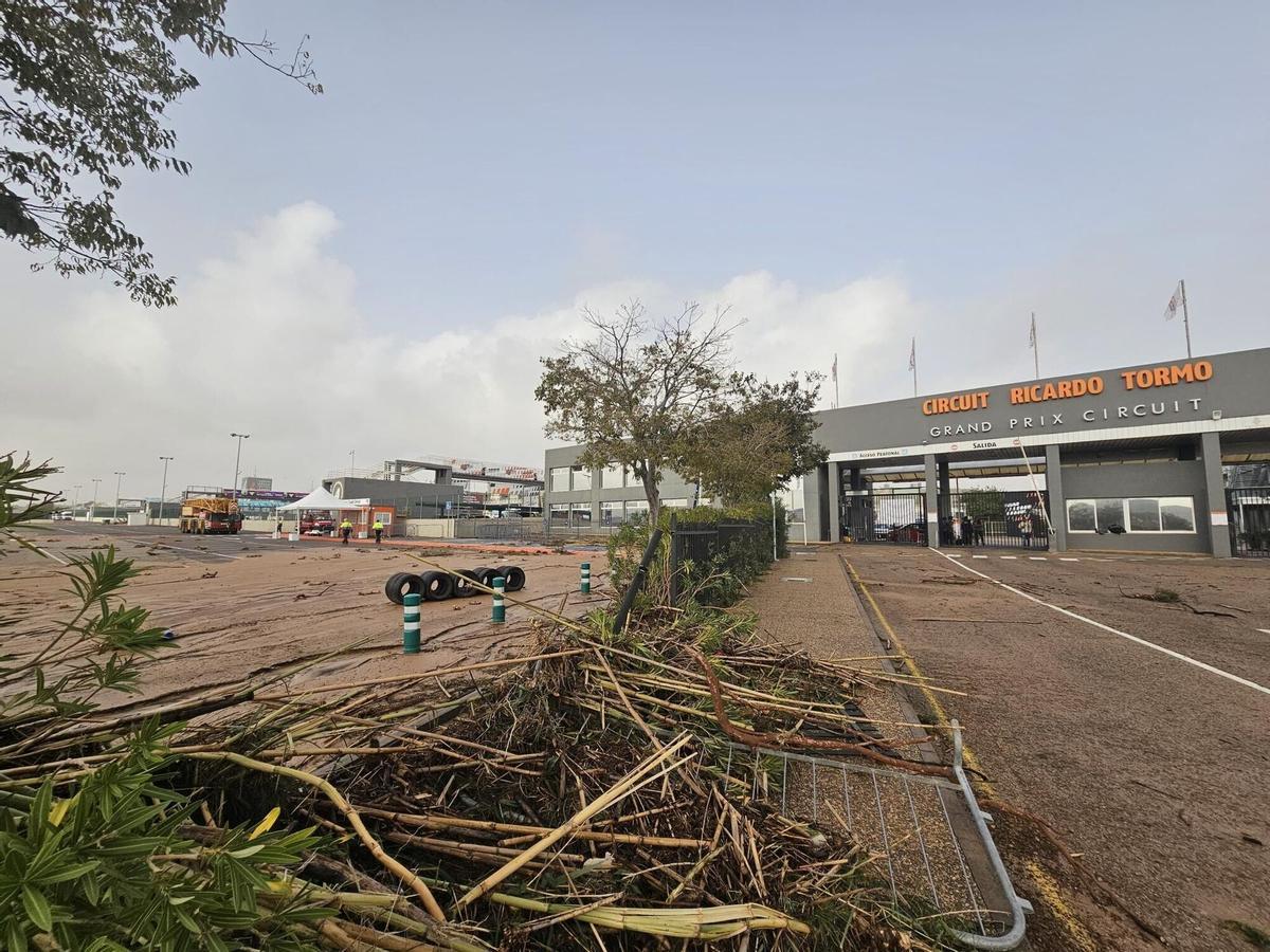 Los accesos al Circuit de Cheste no están en condiciones. RIADA HISTÓRICA. ATASCOS . DANA . GOTA FRÍA . INUNDACIONES EN LA RIBERA . HORTA SUD Y HOYA DE BUÑOL . REQUENA -UTIEL