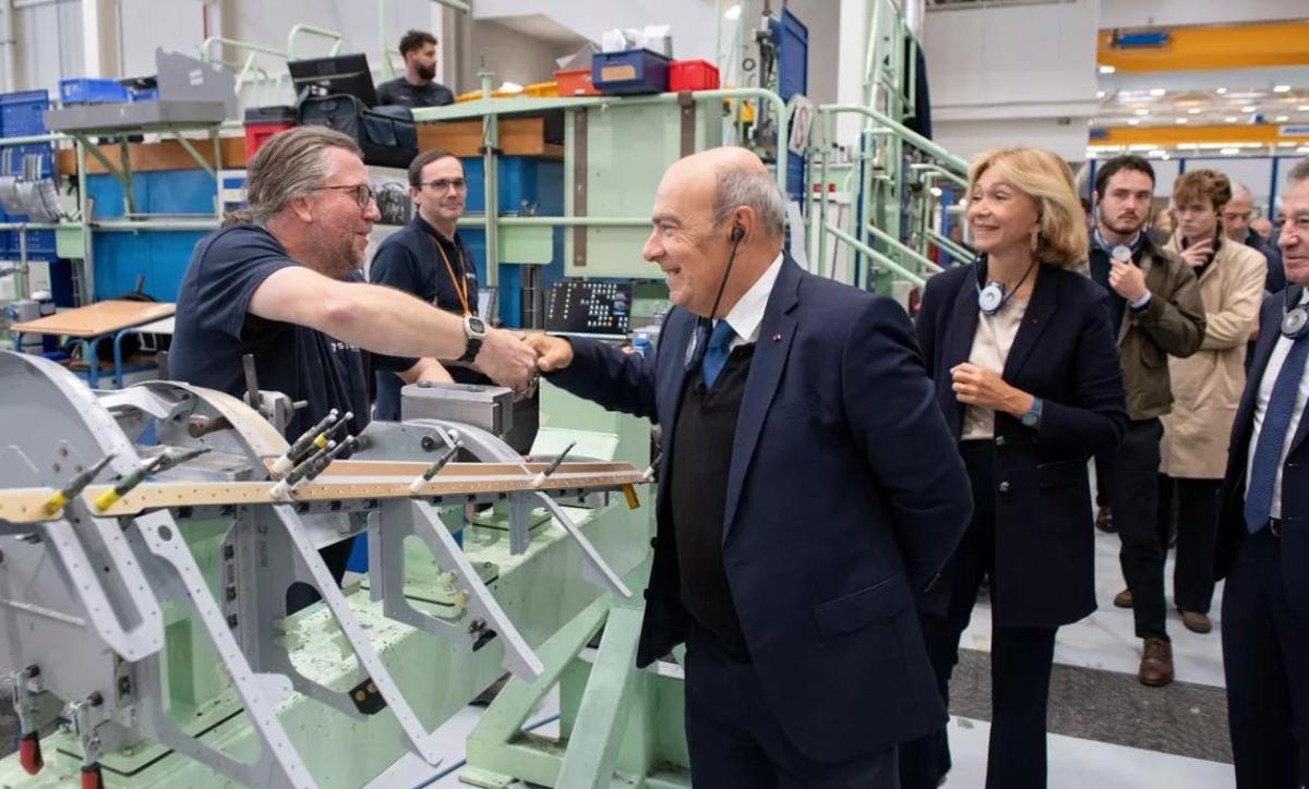Eric Trappier, director general de Dassault Aviation, visita la nueva planta de la compañía en Clregy (Francia) en septiembre pasado.