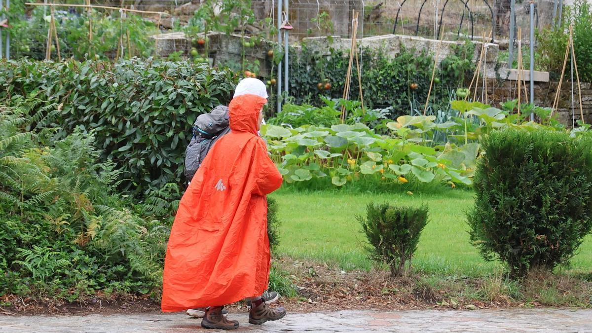 Dos peregrinos en Santiago de Compostela este miércoles 26 de agosto