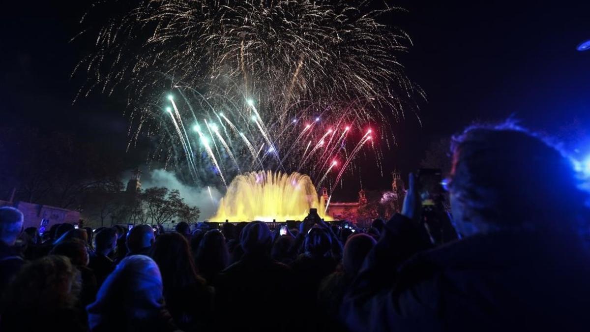 La gente abarrotó la avenida Maria Cristina para ver la fuente iluminada y los fuegos artíficiales.