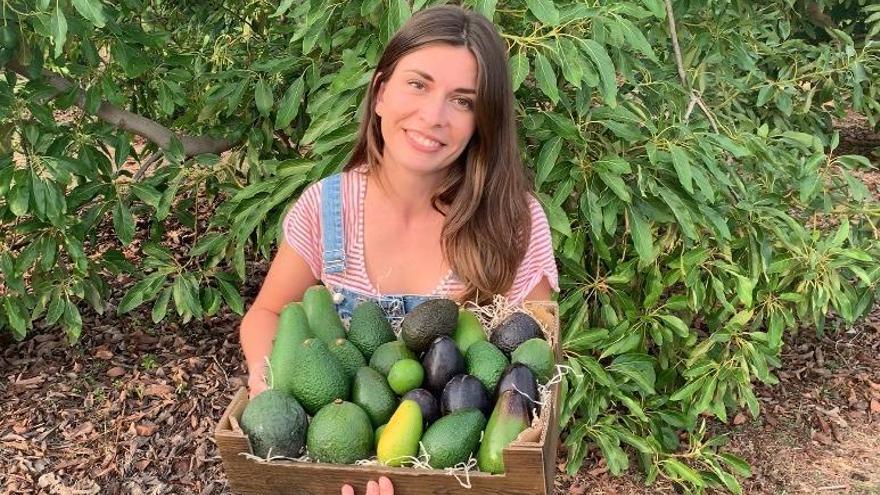 La bióloga Alicia Talavera, con variedades del aguacate en el centro de investigación de La Mayora.